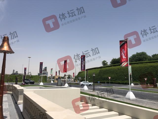 3-走出卡塔拉地铁站，在马路两侧见到了2023亚洲杯的彩旗.jpg